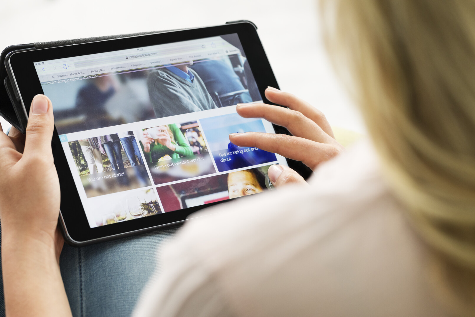 Nærbilde av en iPad som holdes
