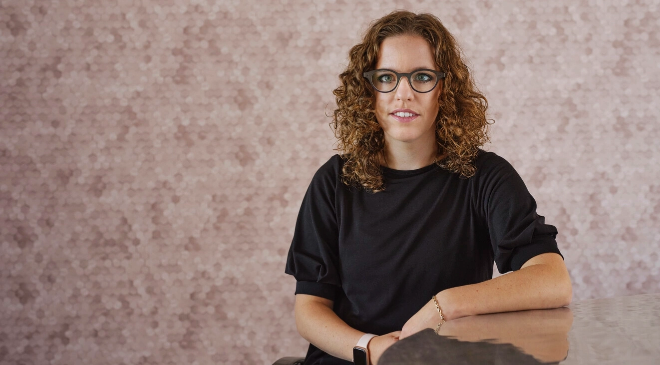 Portrettfoto av Marianne, som lever med blæreproblemer forårsaket av MS. Marianne bruker intermitterende katetre for å bedre håndtere symptomene sine. 