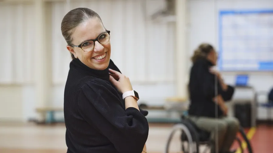 Portrettfoto av Marianne i et dansestudio. I utgangspunktet prøvde Mariannes leger å behandle blæren hennes med medisiner, men situasjonen ble ikke bedre. Deretter fikk hun forskrevet intermitterende katetre.  
