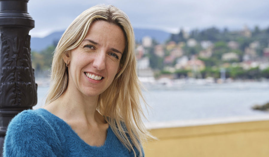 Bilde av Elisa, som lever med multippel sklerose. Elisa bruker intermitterende katetre for å håndtere symptomene sine 