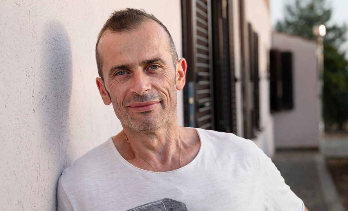 Portrettfoto av Andrea utenfor huset sitt. Andrea lever med MS og skulle ønske han hadde visst litt mer om hva han kunne forvente seg av de tilhørende blære- og tarmproblemene.  