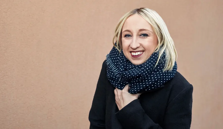 Bilde av Eva, som lever med MS og blæreproblemer. MS kan skade myelinet som beskytter nervene og forstyrre signalene mellom hjernen og blæren, noe som kan føre til blæreproblemer. 
