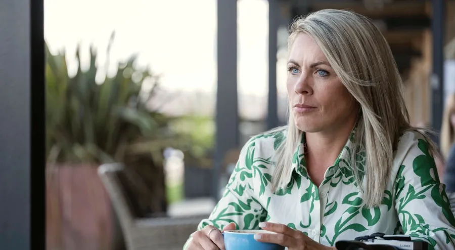 Bilde av Laura som lever med MS. Laura opplever tarm- og blæreproblemer som følge av multippel sklerose.  