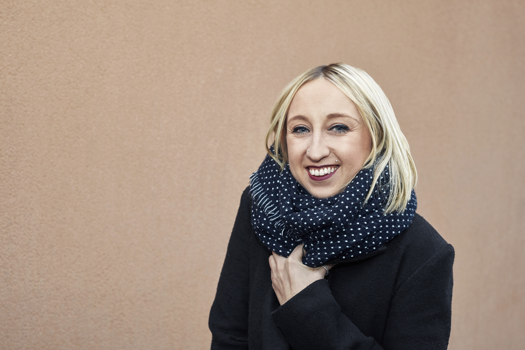 Kvinne smiler til kamera